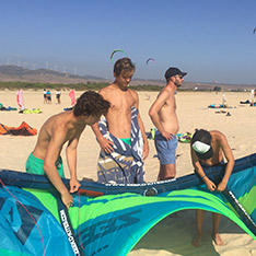 Main-Picture-2-Learn-how-to-kite-surf-family-style